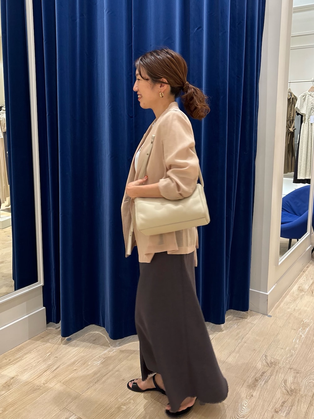 「ジャケット、ジャケットスタイル、シアー、スカート、スカートスタイル、ナロースカート、シンプルコーデ、キレイめ、オトナ女子、大人コーデ、夏コーデ」｜「NOLLEY’Sのウォッシャブル綿麻スラブナロースカート（スカート、グレー系）」を使った、nol  komatsubaraさん（レディース・159cm）の夏コーディネートの3枚目の写真
