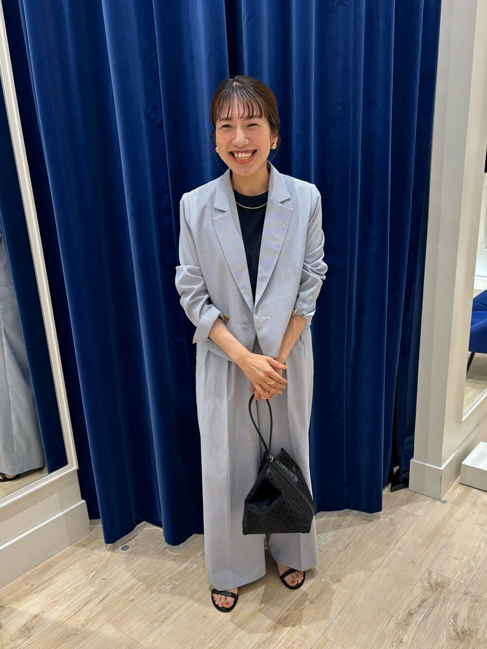 ブルー系のTシャツ/カットソー、ブルー系のテーラードジャケット、ブルー系のその他パンツを着用したレディースの春コーディネートの2枚目の写真