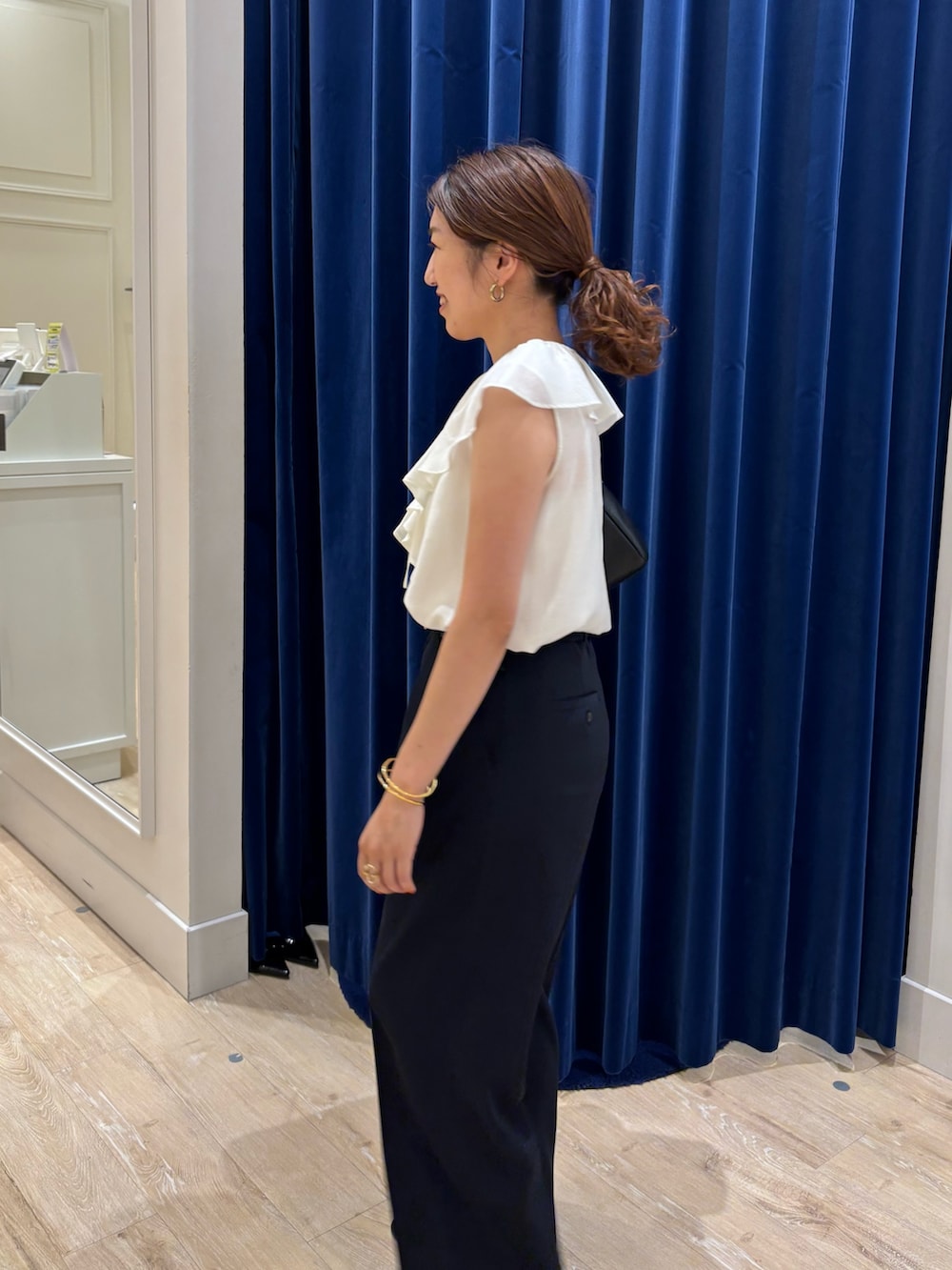 「ブラウス、フリルトップス、パンツスタイル、ワイドパンツ、シンプルコーデ、夏コーデ、きれいめカジュアル、キレイめ、オトナ女子、オトナカワイイ、お出かけコーデ、オンオフ兼用」｜「NOLLEY’S Sophiのシアーラッフルノースリーブブラウス（シャツ/ブラウス、ホワイト系）」を使った、nol  komatsubaraさん（レディース・159cm）の夏コーディネートの3枚目の写真
