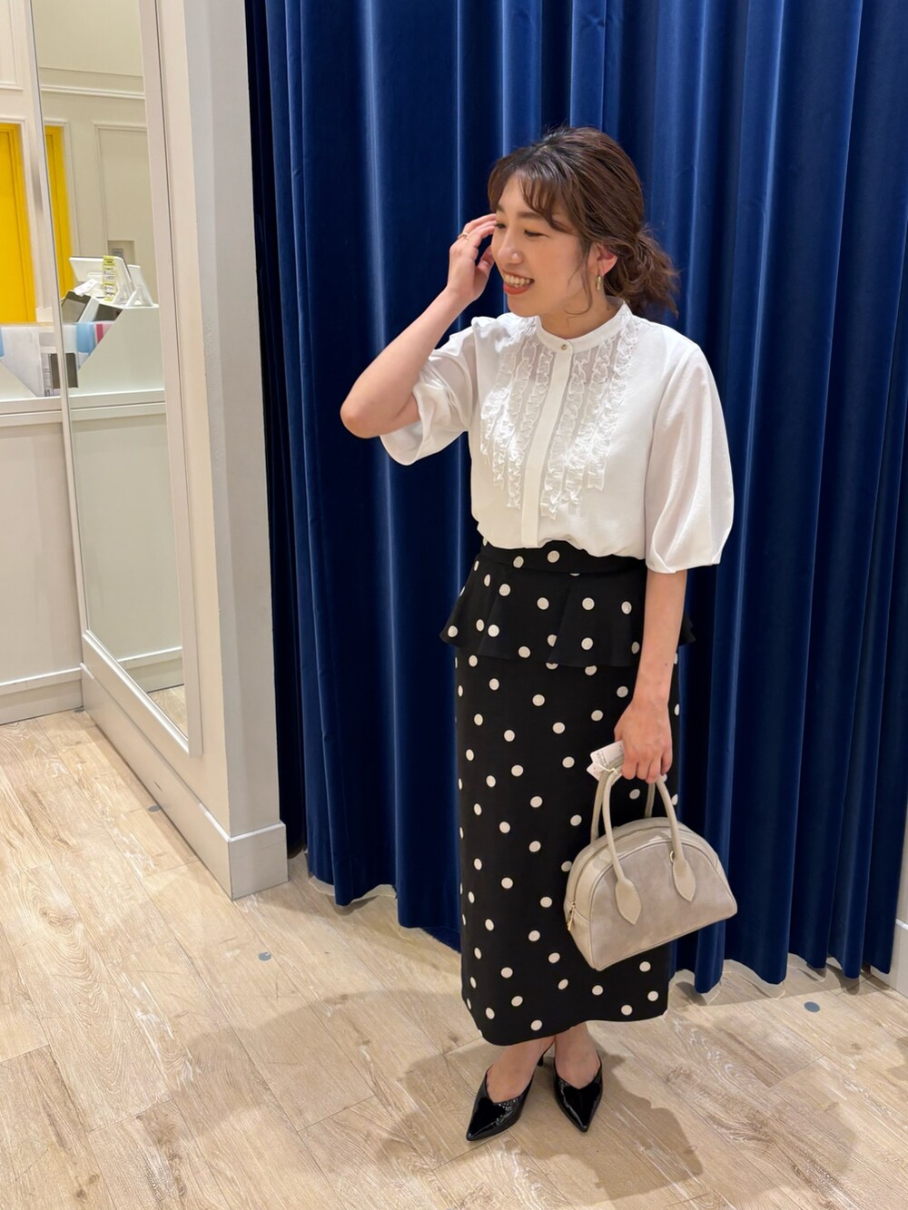 「ブラウス、スカート、スカートスタイル、タイトスカート、ドット、フリル、モノトーン、シンプルコーデ、大人コーデ、大人女子、大人かわいい、春夏コーデ、キレイめ、お出かけコーデ、オンオフ兼用」｜「NOLLEY’Sの前フリルブラウス（シャツ/ブラウス、ホワイト系）」を使った、nol  komatsubaraさん（レディース・159cm）の春コーディネートの6枚目の写真