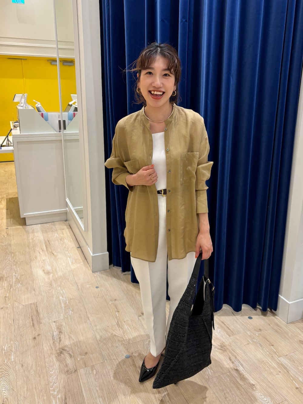 「シャツ、シャツスタイル、パンツスタイル、テーパードパンツ、シンプルコーデ、羽織り、ラミー、白パンツ、大人カジュアル、大人コーデ、大人女子、きれいめカジュアル、お出かけコーデ、休日スタイル、オンオフ兼用」|「NOLLEY’Sのウォッシャブル防しわスパンツイルツータックテーパードパンツ(その他パンツ、ホワイト系)」を使った、nol komatsubaraさん(レディース・159cm)の春コーディネートの4枚目の写真