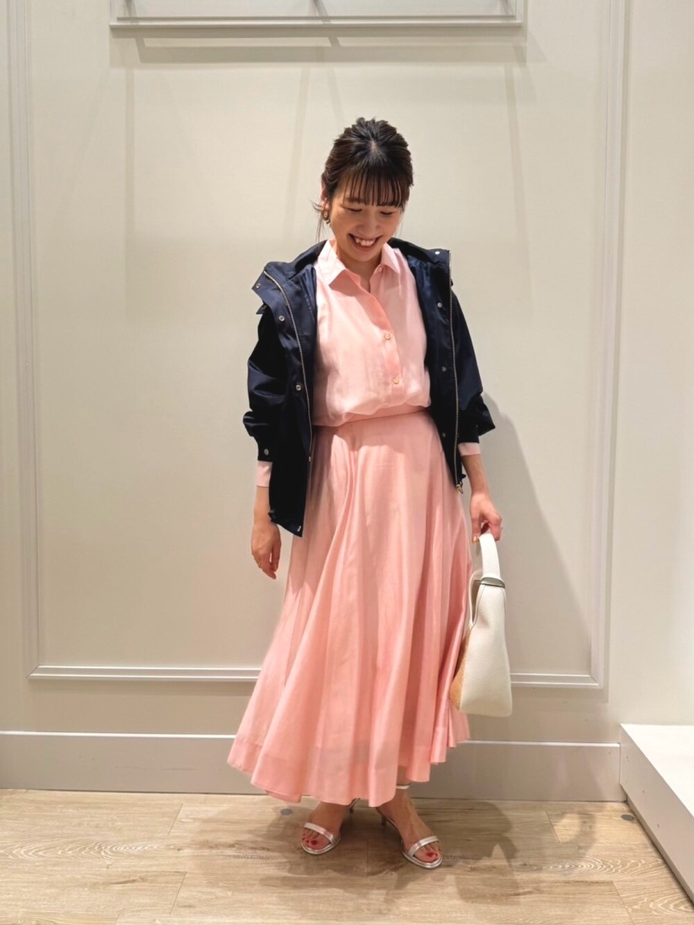 「シンプル、休日スタイル、シャツスタイル、スカート、シアーシャツ、セットアップ、マウンテンパーカー、ピンク、春コーデ、サンダル、オトナ女子、オトナカジュアル、お出かけコーデ、春アウター、オンオフ兼用」|「NOLLEY’S Sophiの《セットアップ対応》シアーローン2WAYシャツ(シャツ/ブラウス、ピンク系)」を使った、nol komatsubaraさん(レディース・159cm)の春コーディネートの3枚目の写真