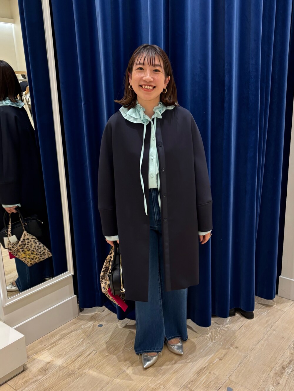 「春コーデ、春アウター、ブラウス、ブラウス×デニム、デニム、きれいめカジュアル、キレイめ、休日スタイル、お出かけコーデ、シンプルコーデ、大人女子、大人可愛い、フリル、春色」|「NOLLEY’Sのウォッシャブル軽量トリプルクロスサテン切替クルーネックコート(ダッフルコート、ブルー系)」を使った、nol komatsubaraさん(レディース・159cm)の冬コーディネートの2枚目の写真