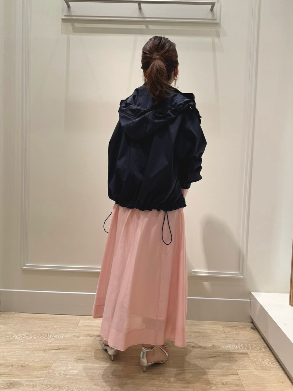 「シンプル、休日スタイル、シャツスタイル、スカート、シアーシャツ、セットアップ、マウンテンパーカー、ピンク、春コーデ、サンダル、オトナ女子、オトナカジュアル、お出かけコーデ、春アウター、オンオフ兼用」|「NOLLEY’S Sophiの《セットアップ対応》シアーローン2WAYシャツ(シャツ/ブラウス、ピンク系)」を使った、nol komatsubaraさん(レディース・159cm)の春コーディネートの6枚目の写真
