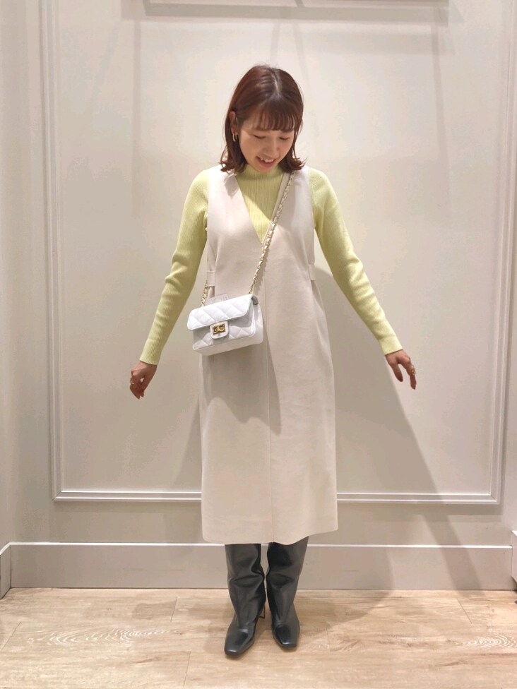 「冬コーデ、ジャンパースカート、白ワンピ、リブニット、カラーニット、ロングブーツ、チェーンバッグ、キルティングバッグ、お出かけコーデ、オンオフ兼用、シンプルコーデ、大人かわいい、休日スタイル、大人コーデ、ワンピース」｜「NOLLEY’Sの圧縮ジャージジャンパースカート（ワンピース、ホワイト系）」を使った、nol  komatsubaraさん（レディース・159cm）の冬コーディネートの2枚目の写真