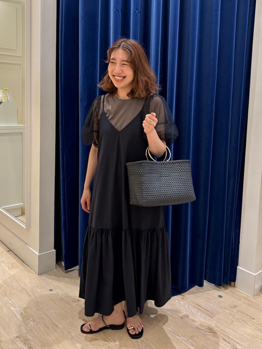 「夏コーデ、ワンピース、オトナカジュアル、大人コーデ、楽チンコーデ、大人可愛い、シンプルスタイル、ワンピースコーデ、キャミワンピ、パフスリーブ、お出かけコーデ、オトナ女子、大人かわいい、サンダル、きれいめカジュアル」|「NOLLEY’Sの2WAYキャミワンピース(ワンピース、ブラック系)」を使った、nol komatsubaraさん(レディース・159cm)の夏コーディネートの2枚目の写真