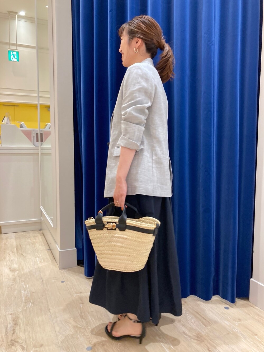 「休日スタイル、お出かけコーデ、ワンピース、ジャケット、シンプル、きれいめカジュアル、オトナカジュアル、オトナ女子、ドッキングワンピ、かごバッグ、サンダル、麻ジャケット、ジャケットスタイル、オンオフ兼用、夏コーデ」｜「NOLLEY’Sの《セットアップ対応》ウォッシャブルラミーシャンブレーダブルジャケット（テーラードジャケット、グレー系）」を使った、nol  komatsubaraさん（レディース・159cm）の春コーディネートの5枚目の写真