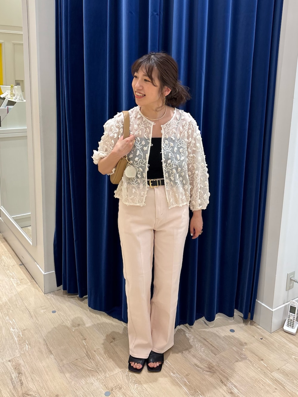 「ブラウス、レース、刺繍、羽織り、デニム、ブラウス×デニム、シンプルコーデ、大人カジュアル、大人女子、大人かわいい、大人ガーリー、きれいめカジュアル、春コーデ、お出かけコーデ、休日スタイル」|「Rie Millerの【RM denim】センタープレスハイウエストデニム(デニムパンツ、ピンク系)」を使った、nol komatsubaraさん(レディース・159cm)の春コーディネートの2枚目の写真