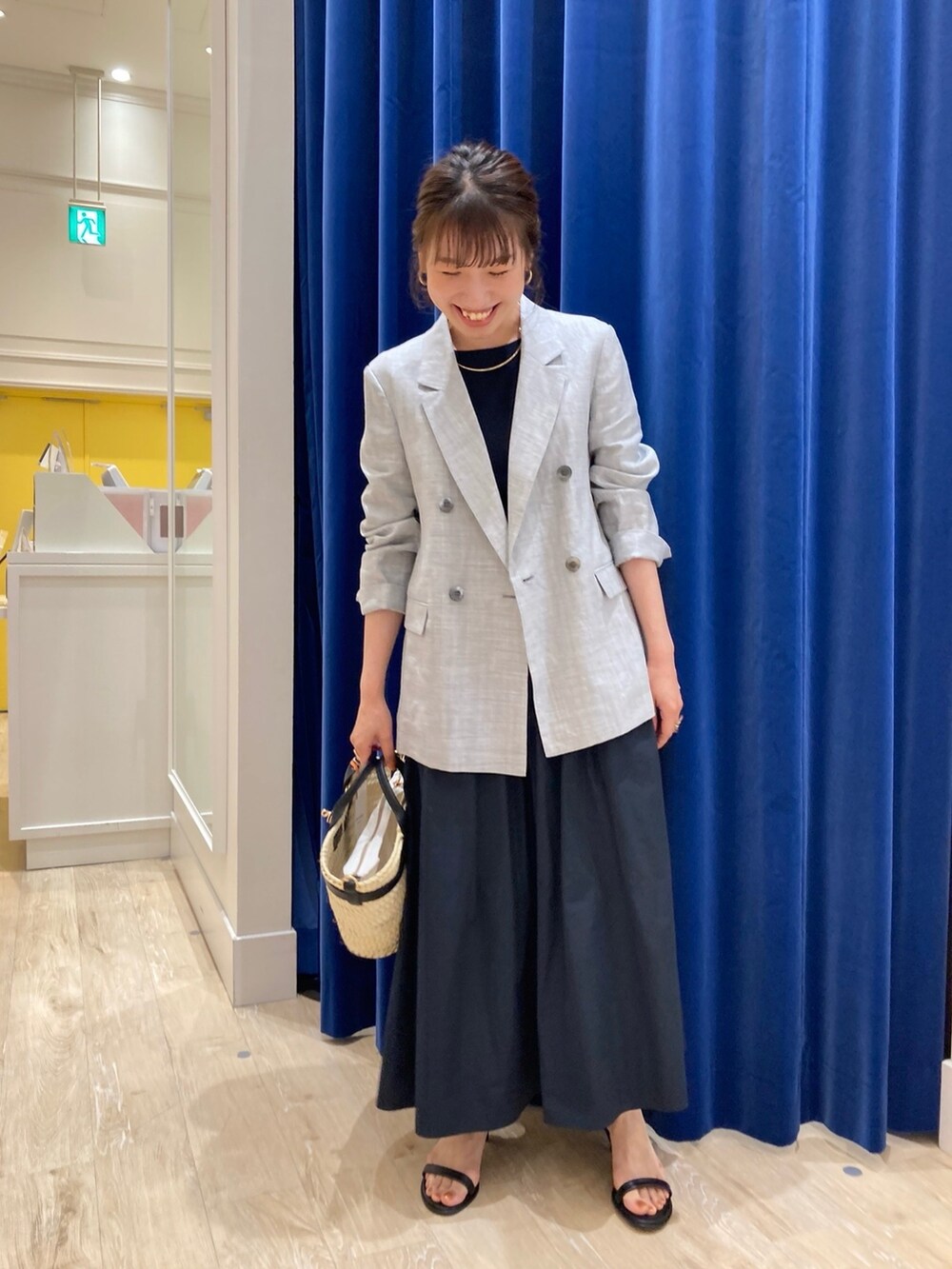 「休日スタイル、お出かけコーデ、ワンピース、ジャケット、シンプル、きれいめカジュアル、オトナカジュアル、オトナ女子、ドッキングワンピ、かごバッグ、サンダル、麻ジャケット、ジャケットスタイル、オンオフ兼用、夏コーデ」｜「NOLLEY’Sの《セットアップ対応》ウォッシャブルラミーシャンブレーダブルジャケット（テーラードジャケット、グレー系）」を使った、nol  komatsubaraさん（レディース・159cm）の春コーディネートの2枚目の写真