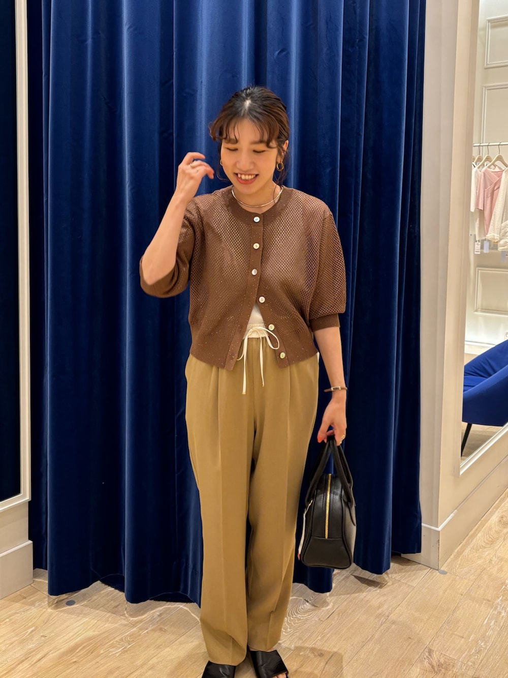 「カーディガン、カーディガンコーデ、メッシュ、ブラウン、イージーパンツ、配色、パンツスタイル、シンプルコーデ、きれいめカジュアル、ワントーンコーデ、オンオフ兼用、春夏コーデ」｜「NOLLEY’Sのウォッシャブルウエスト配色イージーパンツ（その他パンツ、イエロー系）」を使った、nol  komatsubaraさん（レディース・159cm）の春コーディネートの4枚目の写真