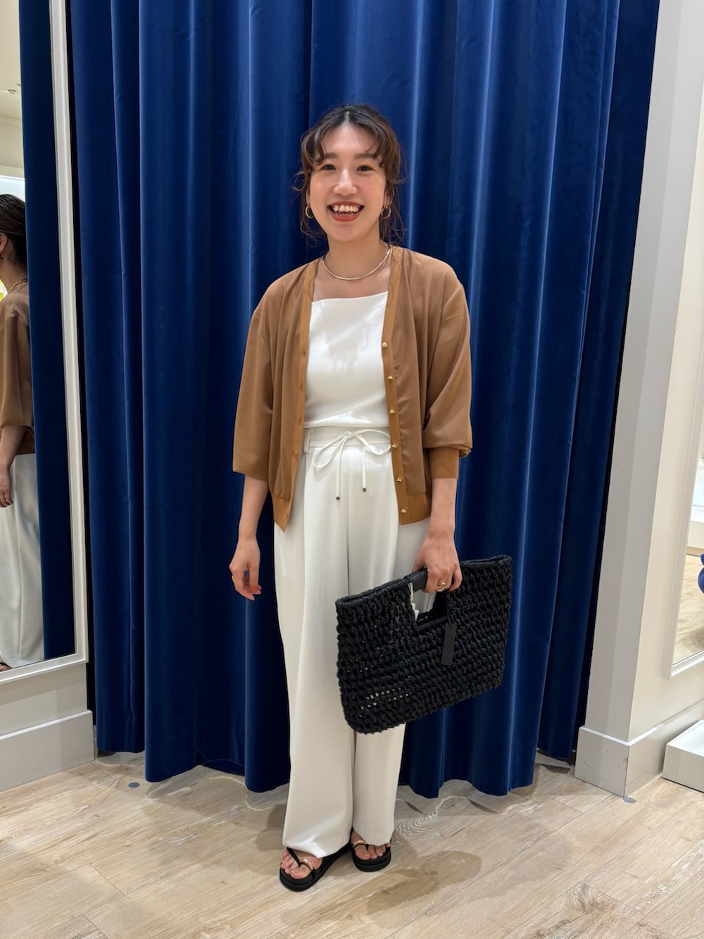 「カーディガン、カーディガンコーデ、パンツスタイル、ワイドパンツ、シフォン、白パンツ、キレイめ、きれいめカジュアル、シンプルコーデ、大人カジュアル、大人コーデ、大人女子、お出かけコーデ、休日スタイル、オンオフ兼用」｜「NOLLEY’Sの《セットアップ対応》ウォッシャブルツイルイージーパンツ（その他パンツ、ホワイト系）」を使った、nol  komatsubaraさん（レディース・159cm）の春コーディネートの2枚目の写真