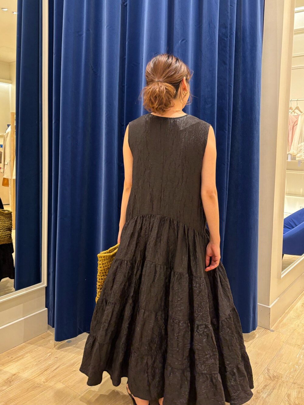 「ワンピース、ワンピーススタイル、ティアードワンピース、かごバッグ、サンダル、シンプルコーデ、大人カジュアル、大人女子、大人かわいい、きれいめカジュアル、休日コーデ、お出かけコーデ、夏コーデ」｜「NOLLEY’SのVネックボリュームワンピース（ワンピース、ブラック系）」を使った、nol  komatsubaraさん（レディース・159cm）の春コーディネートの7枚目の写真