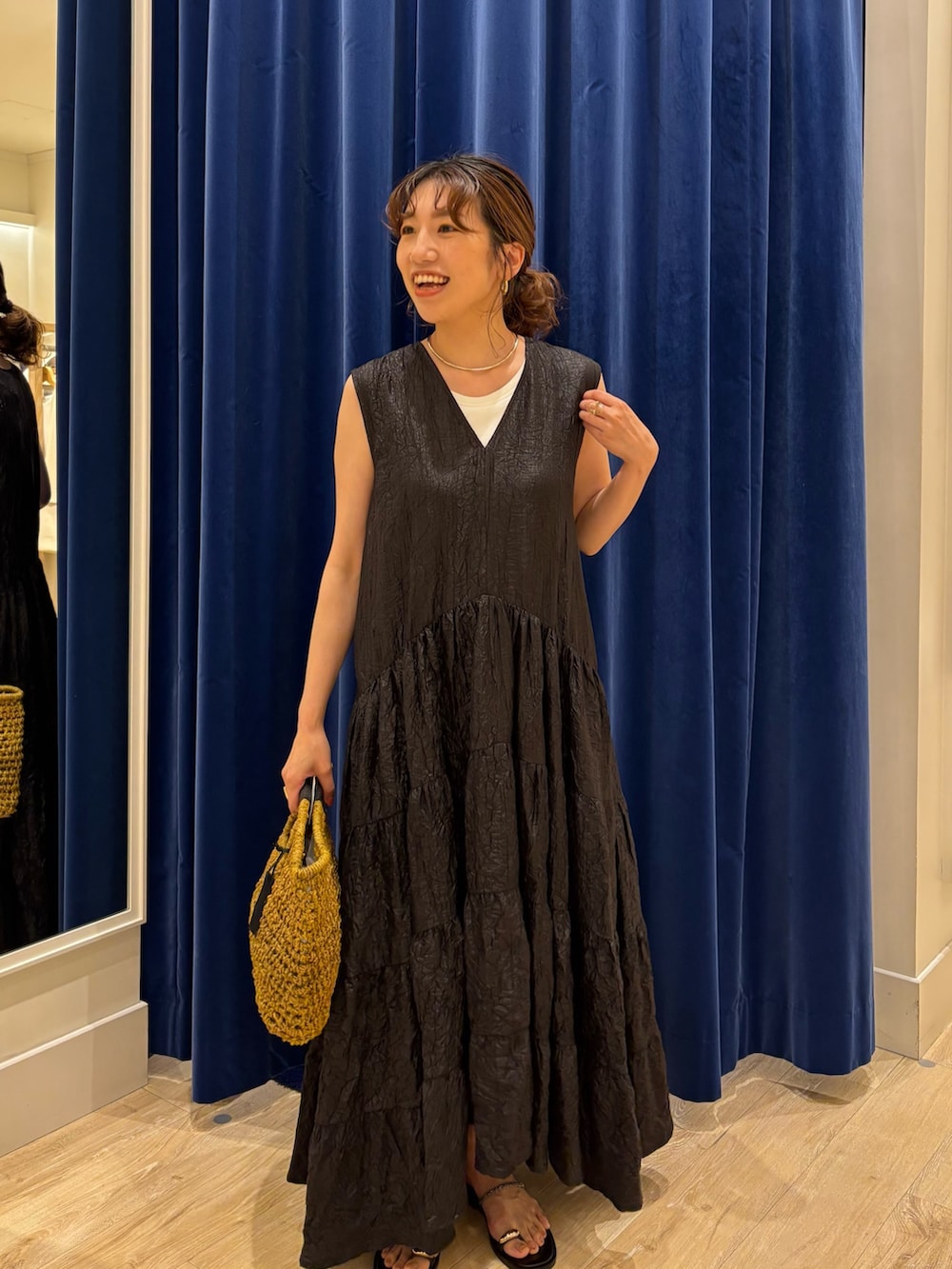 「ワンピース、ワンピーススタイル、ティアードワンピース、かごバッグ、サンダル、シンプルコーデ、大人カジュアル、大人女子、大人かわいい、きれいめカジュアル、休日コーデ、お出かけコーデ、夏コーデ」｜「NOLLEY’SのVネックボリュームワンピース（ワンピース、ブラック系）」を使った、nol  komatsubaraさん（レディース・159cm）の春コーディネートの3枚目の写真