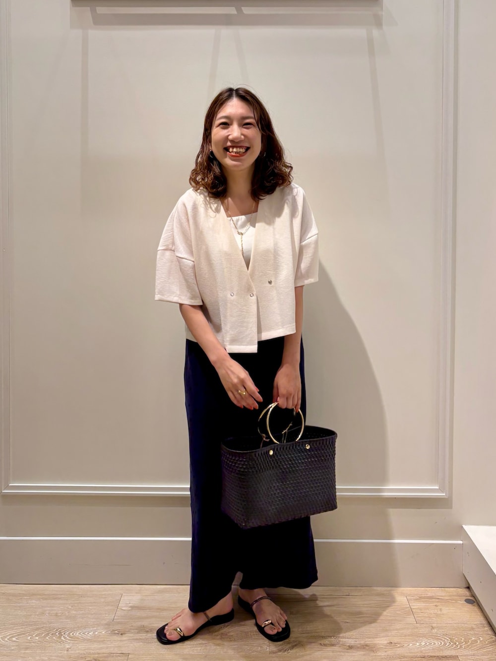 「ドット、スカート、スカートスタイル、ブルゾン、カーディガン、羽織り、シンプルコーデ、お出かけコーデ、大人女子、大人カジュアル、きれいめカジュアル、夏コーデ、カーディガンコーデ、休日スタイル」｜「NOLLEY’Sのヴィンテージメッシュ半袖カーディガン（カーディガン/ボレロ、ホワイト系）」を使った、nol  komatsubaraさん（レディース・159cm）の夏コーディネートの2枚目の写真