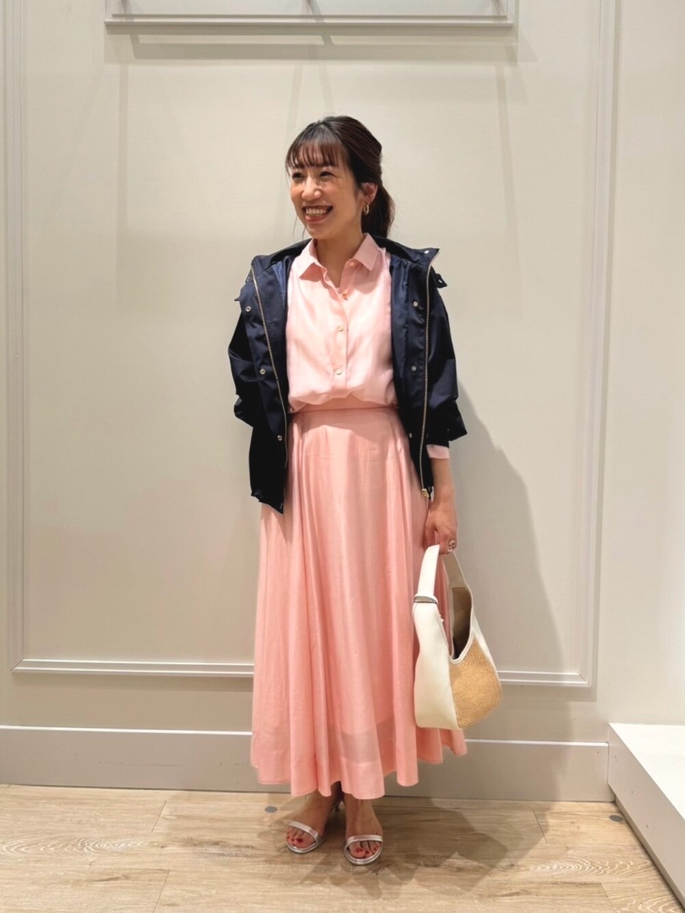 「シンプル、休日スタイル、シャツスタイル、スカート、シアーシャツ、セットアップ、マウンテンパーカー、ピンク、春コーデ、サンダル、オトナ女子、オトナカジュアル、お出かけコーデ、春アウター、オンオフ兼用」|「NOLLEY’S Sophiの《セットアップ対応》シアーローン2WAYシャツ(シャツ/ブラウス、ピンク系)」を使った、nol komatsubaraさん(レディース・159cm)の春コーディネートの4枚目の写真