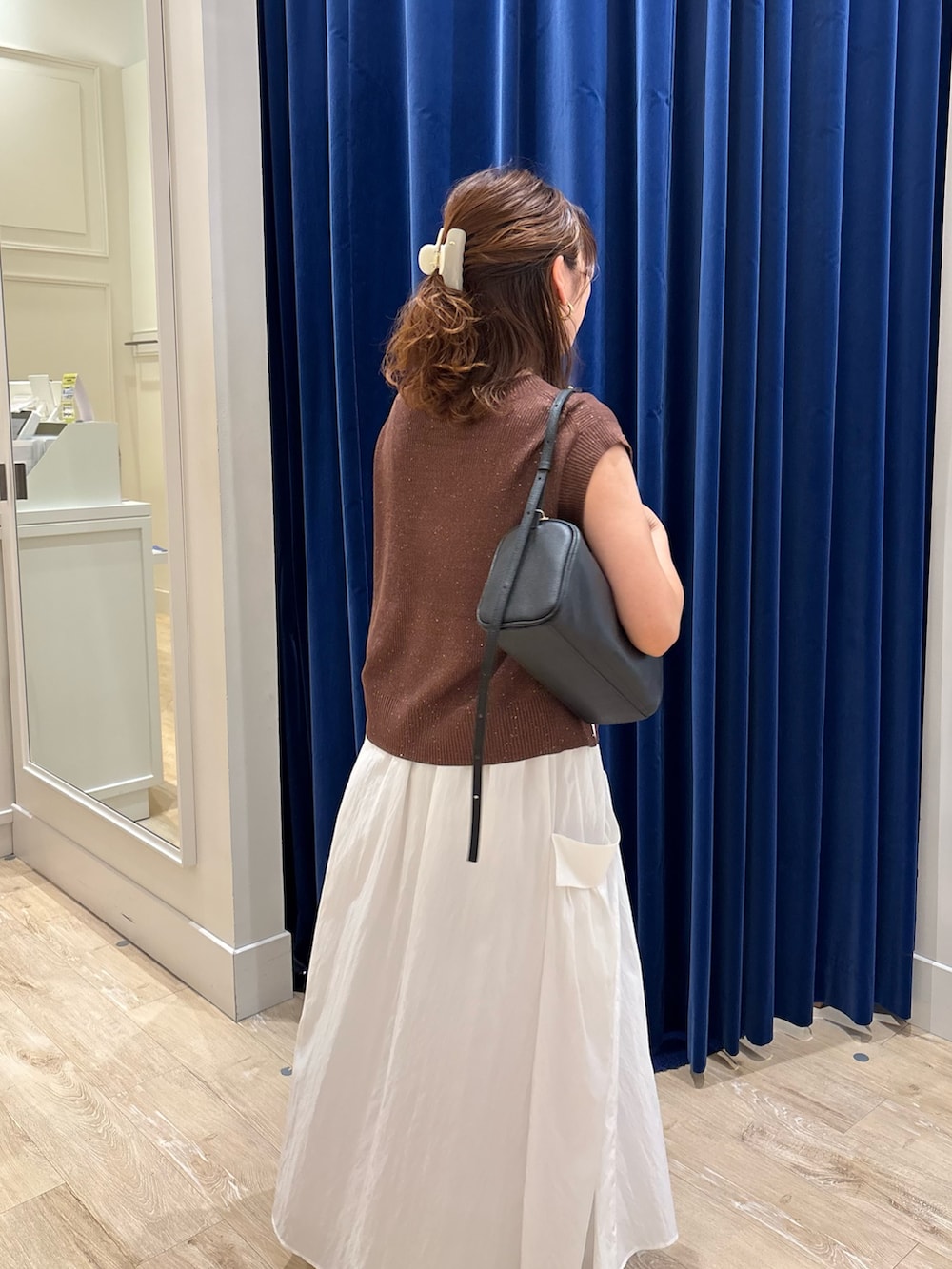 「スカート、スカートスタイル、ニット、ニットベスト、シンプルコーデ、お出かけコーデ、大人カジュアル、大人コーデ、大人女子、きれいめカジュアル、白スカート」｜「NOLLEY’Sの《セットアップ対応》リンクルタイプライターポケ付きスカート（スカート、ホワイト系）」を使った、nol  komatsubaraさん（レディース・159cm）の夏コーディネートの7枚目の写真