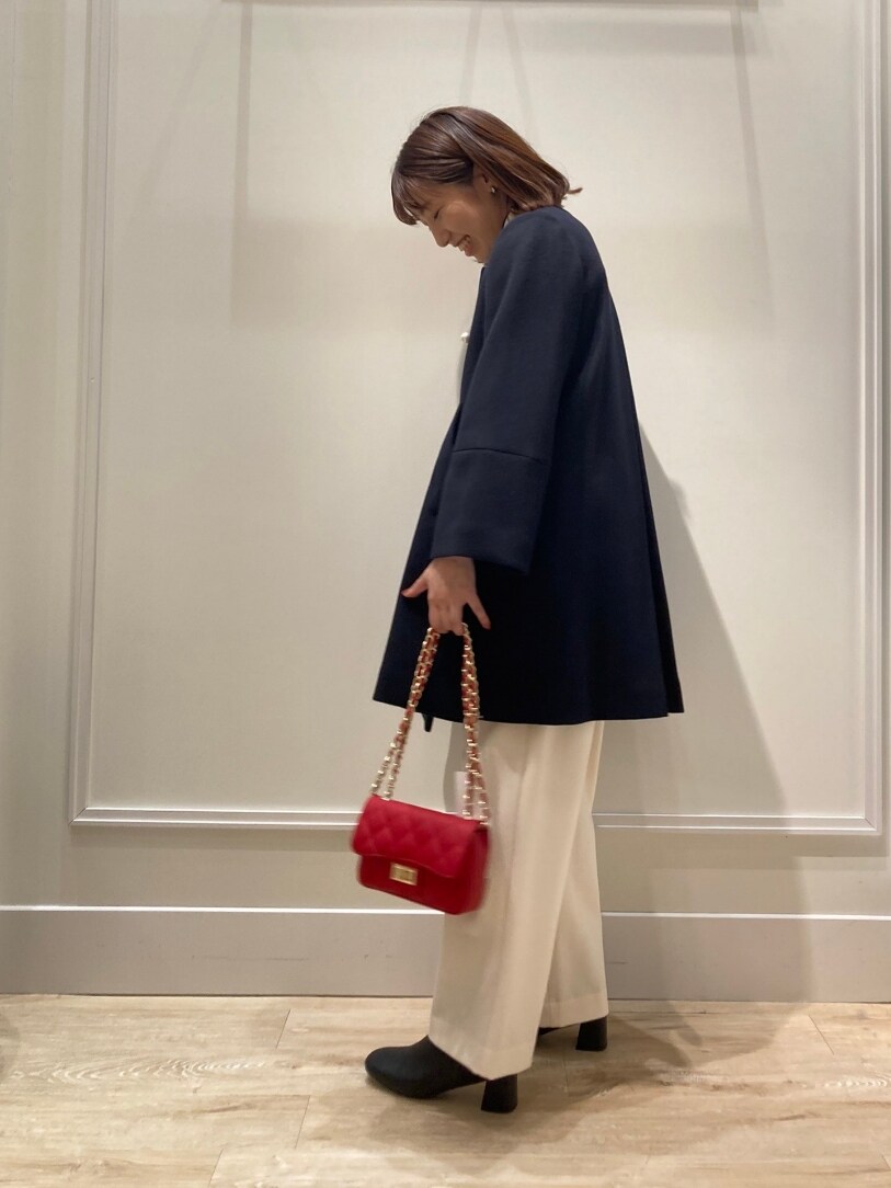 「シンプルコーデ、キレイめ、お出かけコーデ、休日スタイル、パンツスタイル、コート、ロングコート、白パンツ、ワイドパンツ、パール、ボーダー、ノーカラーコート、大人コーデ、チェーンバッグ、カラーバッグ」｜「NOLLEY’Sのカシミヤ混ノーカラーチェンジ釦コート（その他アウター、ブルー系）」を使った、nol  komatsubaraさん（レディース・159cm）の秋コーディネートの4枚目の写真