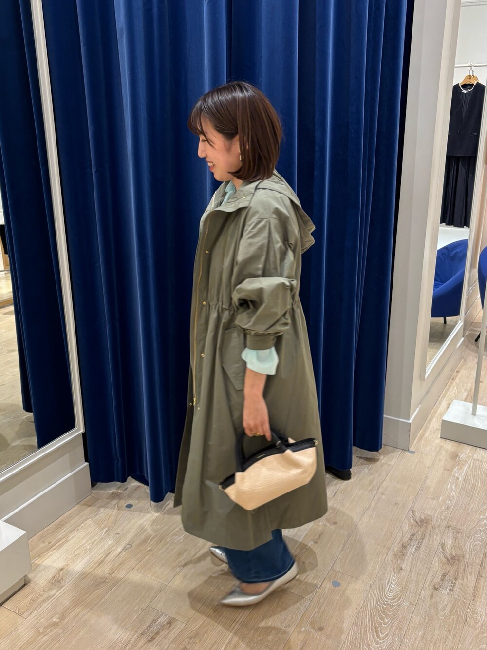 「春、春アウター、アウター、フードコート、ブラウス、ブラウス×デニム、デニム、シンプルコーデ、休日スタイル、お出かけコーデ、きれいめカジュアル、大人女子、大人可愛い」｜「Rie Millerの【RM denim】スリットフレアハイウエストデニム（デニムパンツ、ブルー系）」を使った、nol  komatsubaraさん（レディース・159cm）の冬コーディネートの3枚目の写真