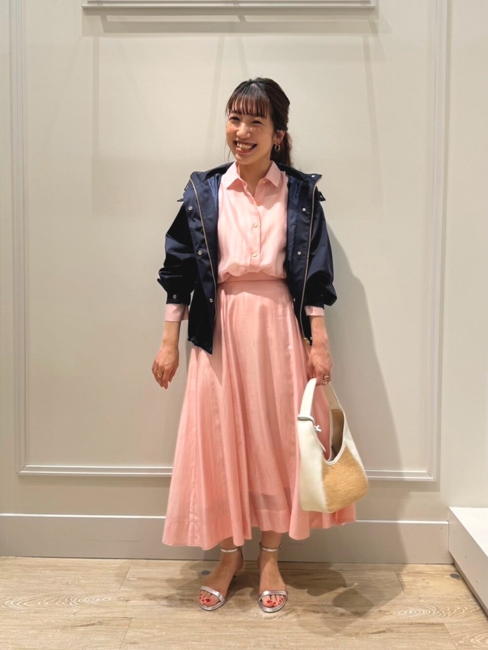 「シンプル、休日スタイル、シャツスタイル、スカート、シアーシャツ、セットアップ、マウンテンパーカー、ピンク、春コーデ、サンダル、オトナ女子、オトナカジュアル、お出かけコーデ、春アウター、オンオフ兼用」|「NOLLEY’S Sophiの《セットアップ対応》シアーローン2WAYシャツ(シャツ/ブラウス、ピンク系)」を使った、nol komatsubaraさん(レディース・159cm)の春コーディネートの2枚目の写真