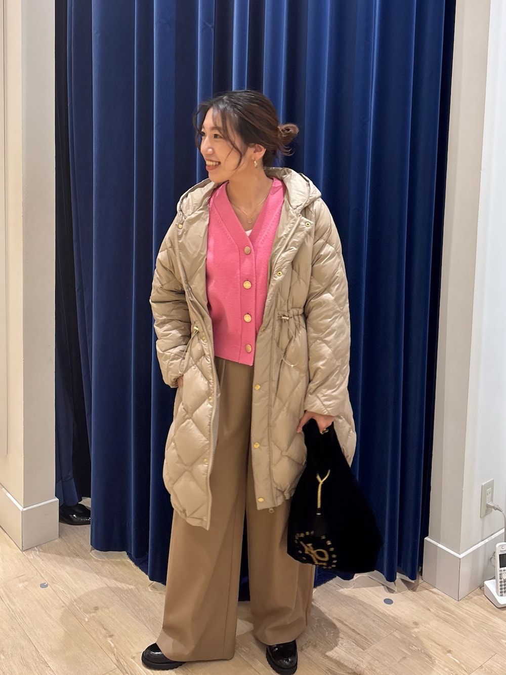 ピンク系のカーディガン/ボレロ、イエロー系のその他パンツ、ブラック系のトートバッグを着用したレディースの秋コーディネートの4枚目の写真