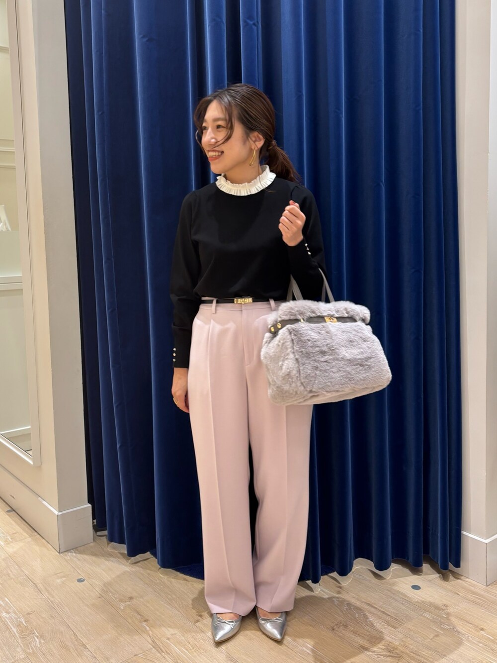 ピンク系のその他パンツ、ベージュ系のトートバッグ、ブラック系のニット/セーターを着用したレディースの秋コーディネートの3枚目の写真