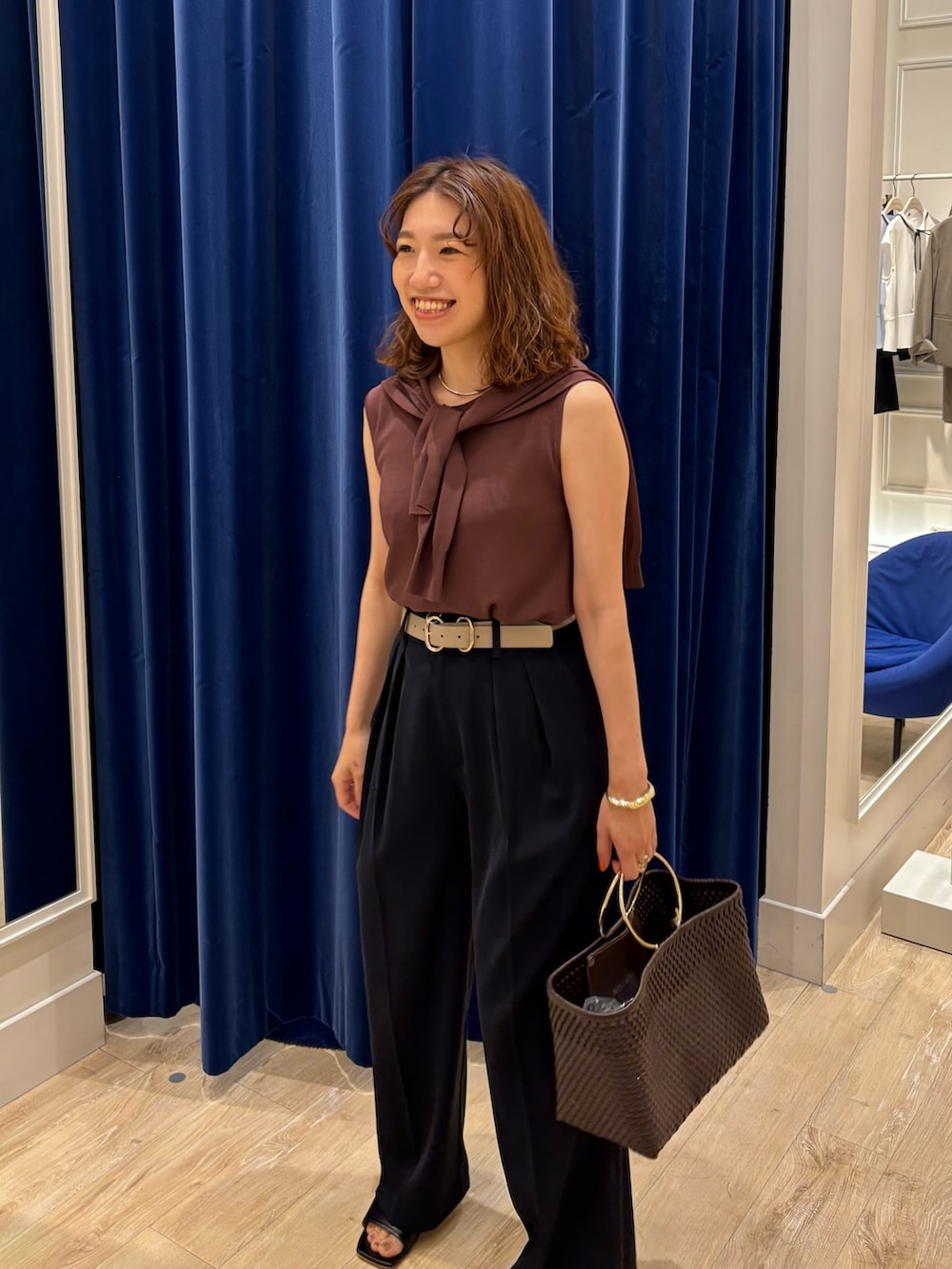 「ワイドパンツ、ニット、アンサンブル、ブラウン、シンプルコーデ、大人コーデ、大人女子、キレイめ、オンオフ兼用、夏コーデ、ノースリーブ」|「SANRAMIの【SANRAMI/サンラミ】【松葉☆別注アイテム】リングハンドルメルカドバッグ(かごバッグ、ブラウン系)」を使った、nol komatsubaraさん(レディース・159cm)の夏コーディネートの2枚目の写真