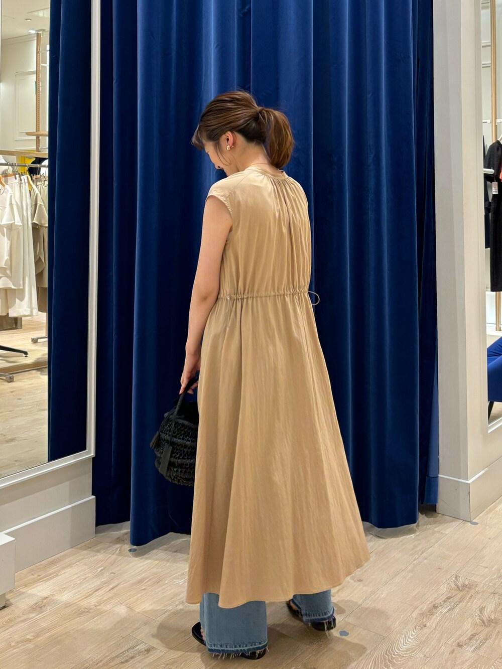 「ワントーンコーデ、ワンピース、デニム、パンツスタイル、お出かけコーデ、休日スタイル、きれいめカジュアル、オトナカジュアル、オトナ女子、サンダル、かごバッグ、ニットキャミソール、羽織りワンピース、シンプルコーデ、初夏コーデ」｜「NOLLEY’Sの総針オトナタンクトップ（タンクトップ、ホワイト系）」を使った、nol  komatsubaraさん（レディース・159cm）の春コーディネートの7枚目の写真