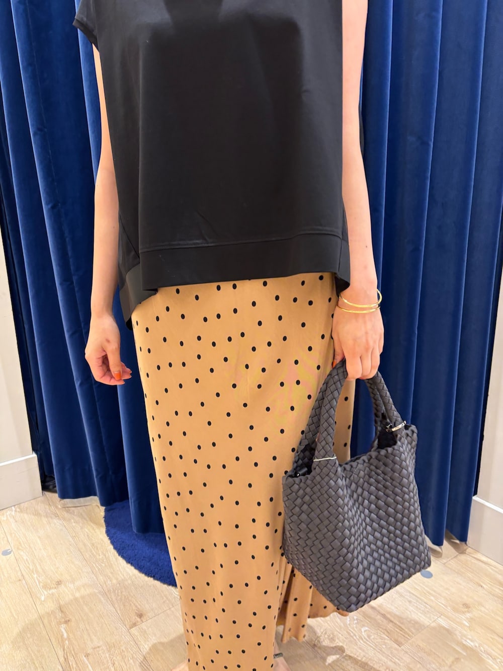 「カットソー、チュール、スカート、スカートスタイル、ナロースカート、ドット、シンプルコーデ、大人カジュアル、大人女子、大人かわいい、お出かけコーデ、サンダル、夏コーデ、晩夏、休日スタイル」|「NOLLEY’Sの後ろチュール切り替えフレンチスリーブカットソー(Tシャツ/カットソー、ブラック系)」を使った、nol komatsubaraさん(レディース・159cm)の夏コーディネートの7枚目の写真