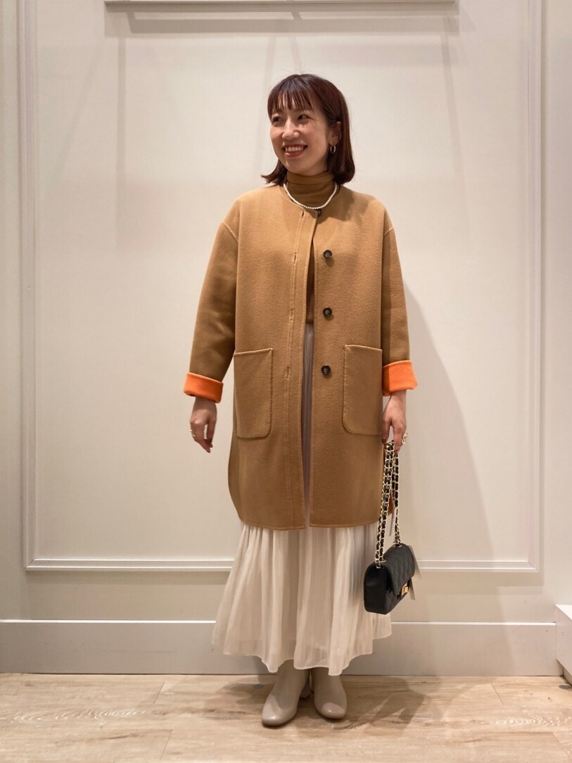 「コート、リバーシブル、コートスタイル、シンプル、スカート、プリーツスカート、ハイネック、ニット、オトナ女子、ブーツスタイル、ショートブーツ、休日スタイル、キレイめ、秋冬コーデ、カラーコート」｜「NOLLEY’Sのリバーシブルハーフコート（ノーカラーコート、イエロー系）」を使った、nol  komatsubaraさん（レディース・159cm）の秋コーディネートの5枚目の写真