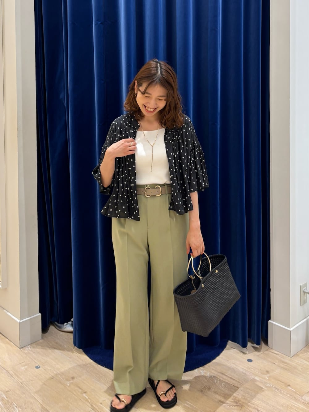 「羽織り、ブラウス、ブラウスコーデ、ドット、パンツスタイル、ワイドパンツ、シンプルコーデ、オトナ女子、大人カジュアル、大人コーデ、オンオフ兼用、夏コーデ、きれいめカジュアル、お出かけコーデ、休日スタイル」|「NOLLEY’Sの【PR林☆別注カラーあり】ウォッシャブルツイルストレッチ愛されワイドパンツ(その他パンツ、グリーン系)」を使った、nol komatsubaraさん(レディース・159cm)の夏コーディネートの2枚目の写真
