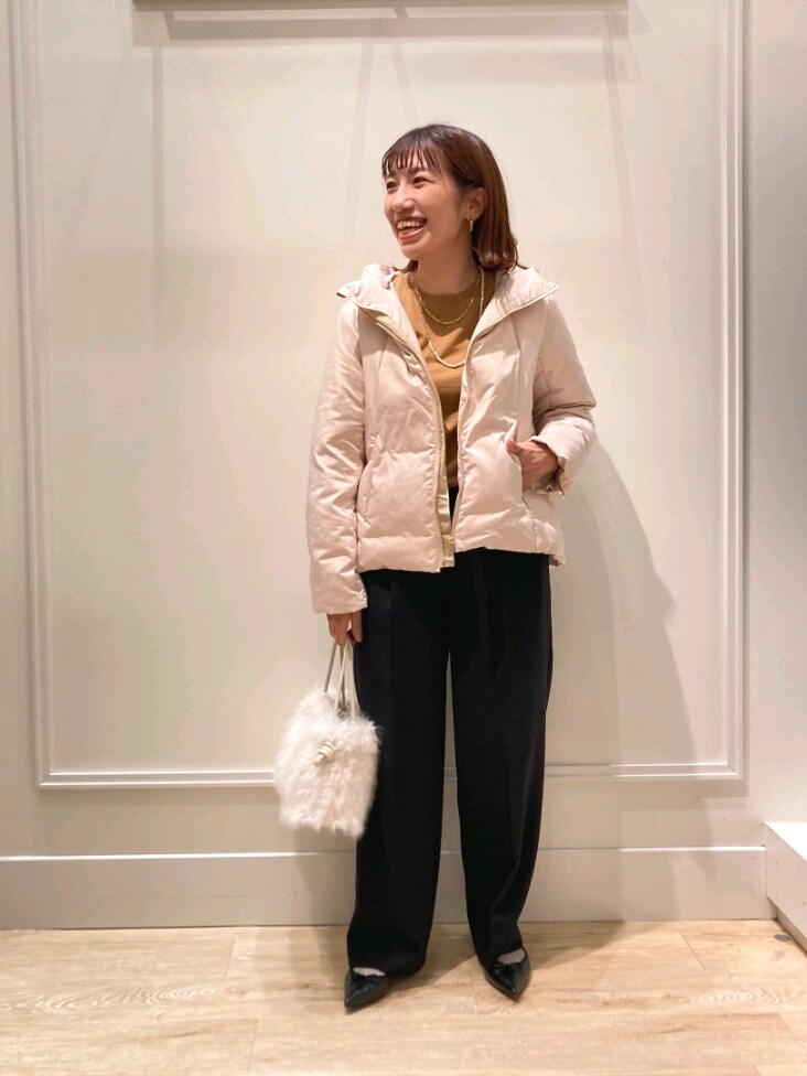 「シンプルスタイル、お出かけコーデ、大人女子、きれいめカジュアル、ダウン、パンツスタイル、ワイドパンツ、アウターコーデ、ショートコート、グレー×ピンク、バレエシューズ、薄手ニット、キャメル、黒パンツ、着回しコーデ」｜「NOLLEY’SのNOLLEY’Sダウン（ダウンジャケット/コート、ピンク系）」を使った、nol  komatsubaraさん（レディース・159cm）の秋コーディネートの3枚目の写真