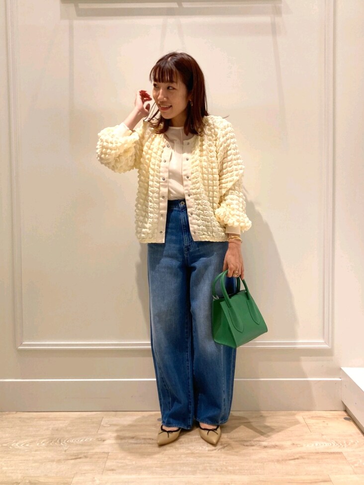 「休日スタイル、カジュアルコーデ、パンツスタイル、シンプルコーデ、秋、デニム、カーディガン、シアートップス、ポコポコ、２ＷＡＹ、バレエシューズ、秋コーデ、オトナカジュアル、バギーパンツ、ラフ」｜「NOLLEY’Sのポコポコ2WAYカーディガン（カーディガン/ボレロ、ホワイト系）」を使った、nol  komatsubaraさん（レディース・159cm）の夏コーディネートの3枚目の写真