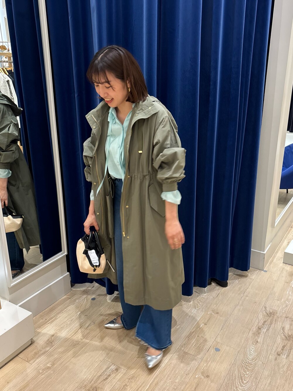 「春、春アウター、アウター、フードコート、ブラウス、ブラウス×デニム、デニム、シンプルコーデ、休日スタイル、お出かけコーデ、きれいめカジュアル、大人女子、大人可愛い」｜「Rie Millerの【RM denim】スリットフレアハイウエストデニム（デニムパンツ、ブルー系）」を使った、nol  komatsubaraさん（レディース・159cm）の冬コーディネートの5枚目の写真