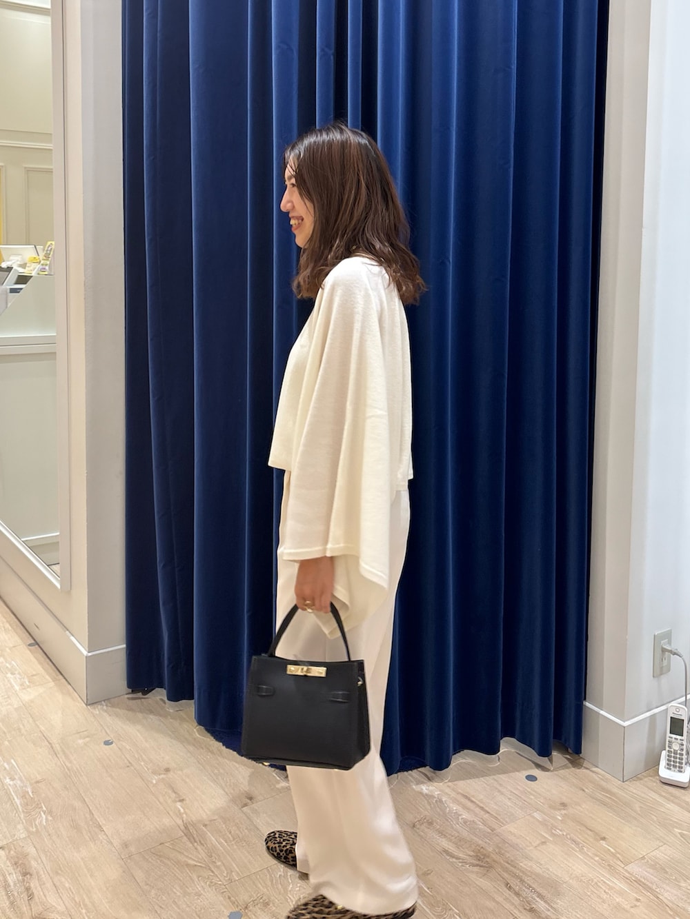 ホワイト系のその他パンツ、その他のパンプス、ブラック系のショルダーバッグを着用したレディースの秋コーディネートの7枚目の写真