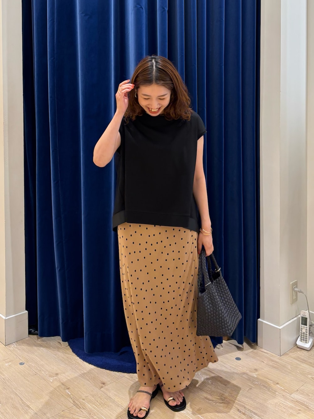 「カットソー、チュール、スカート、スカートスタイル、ナロースカート、ドット、シンプルコーデ、大人カジュアル、大人女子、大人かわいい、お出かけコーデ、サンダル、夏コーデ、晩夏、休日スタイル」|「NOLLEY’Sの後ろチュール切り替えフレンチスリーブカットソー(Tシャツ/カットソー、ブラック系)」を使った、nol komatsubaraさん(レディース・159cm)の夏コーディネートの2枚目の写真