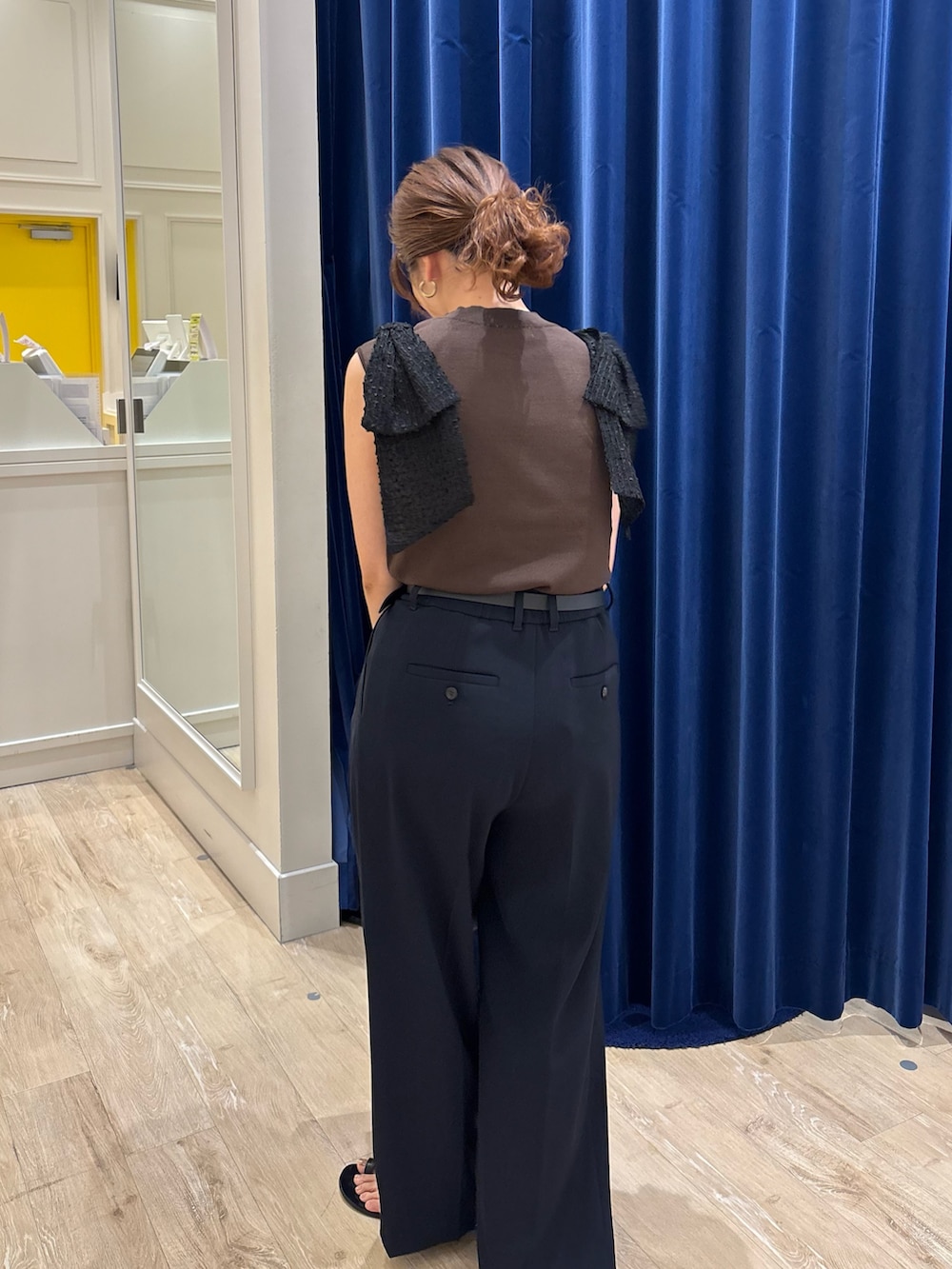 「ノースリーブ、サマーニット、パンツスタイル、ワイドパンツ、秋カラー、夏コーデ、シンプルコーデ、キレイめ、オトナ女子、オトナカワイイ、リボン、お出かけコーデ」｜「NOLLEY’Sの【SINBONO/シンボノ】 スエードコンビトートバッグ（トートバッグ、ブラック系）」を使った、nol  komatsubaraさん（レディース・159cm）の夏コーディネートの4枚目の写真