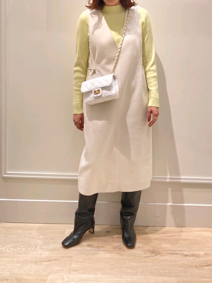 「冬コーデ、ジャンパースカート、白ワンピ、リブニット、カラーニット、ロングブーツ、チェーンバッグ、キルティングバッグ、お出かけコーデ、オンオフ兼用、シンプルコーデ、大人かわいい、休日スタイル、大人コーデ、ワンピース」｜「NOLLEY’Sの圧縮ジャージジャンパースカート（ワンピース、ホワイト系）」を使った、nol  komatsubaraさん（レディース・159cm）の冬コーディネートの3枚目の写真
