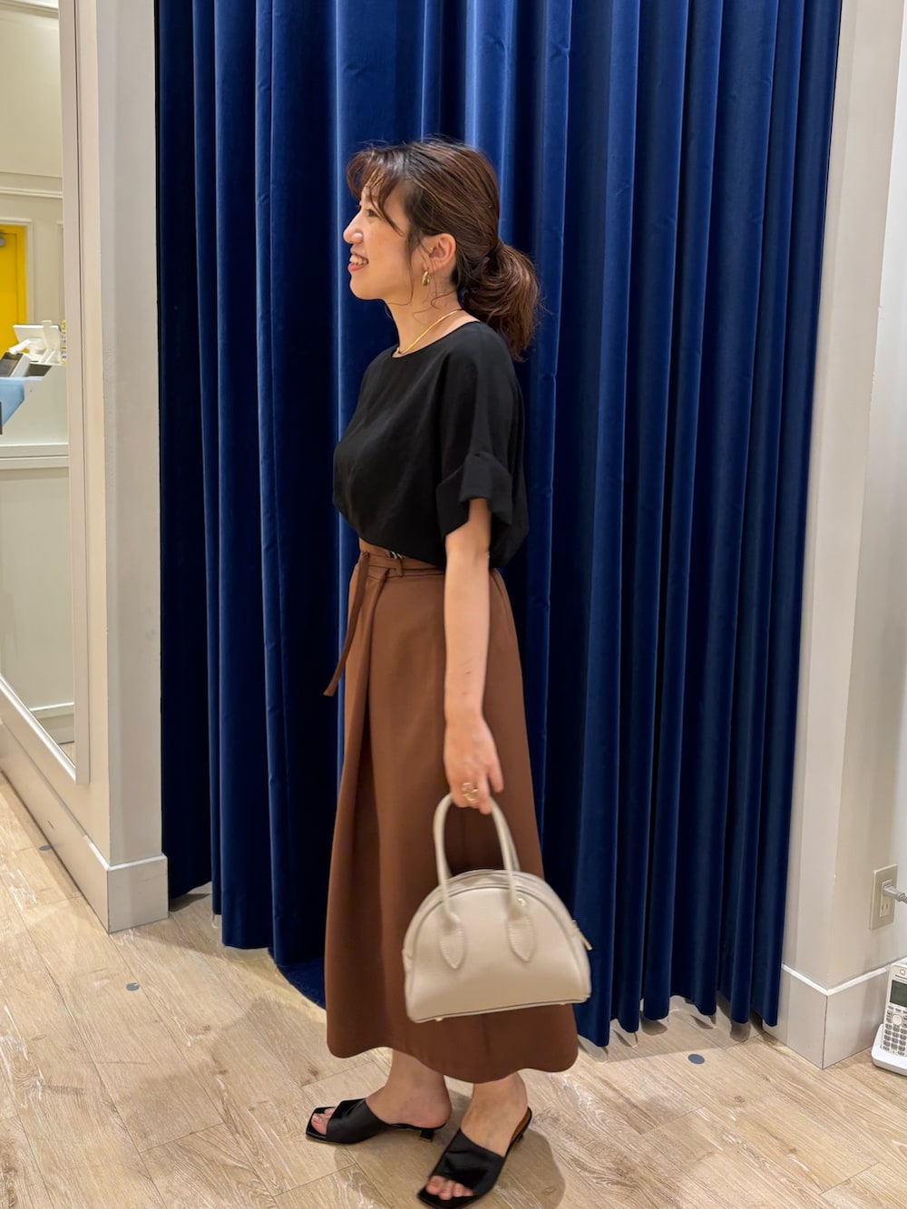 「スカート、スカートスタイル、タイトスカート、ブラウス、ブラウン、シンプルコーデ、キレイめ、大人女子、大人コーデ、オフィスカジュアル、オンオフ兼用」｜「NOLLEY’Sのウォッシャブル片タック タイトミディスカート（スカート、ブラウン系）」を使った、nol  komatsubaraさん（レディース・159cm）の春コーディネートの4枚目の写真