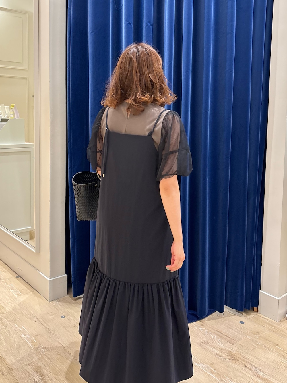 「夏コーデ、ワンピース、オトナカジュアル、大人コーデ、楽チンコーデ、大人可愛い、シンプルスタイル、ワンピースコーデ、キャミワンピ、パフスリーブ、お出かけコーデ、オトナ女子、大人かわいい、サンダル、きれいめカジュアル」|「NOLLEY’Sの2WAYキャミワンピース(ワンピース、ブラック系)」を使った、nol komatsubaraさん(レディース・159cm)の夏コーディネートの6枚目の写真