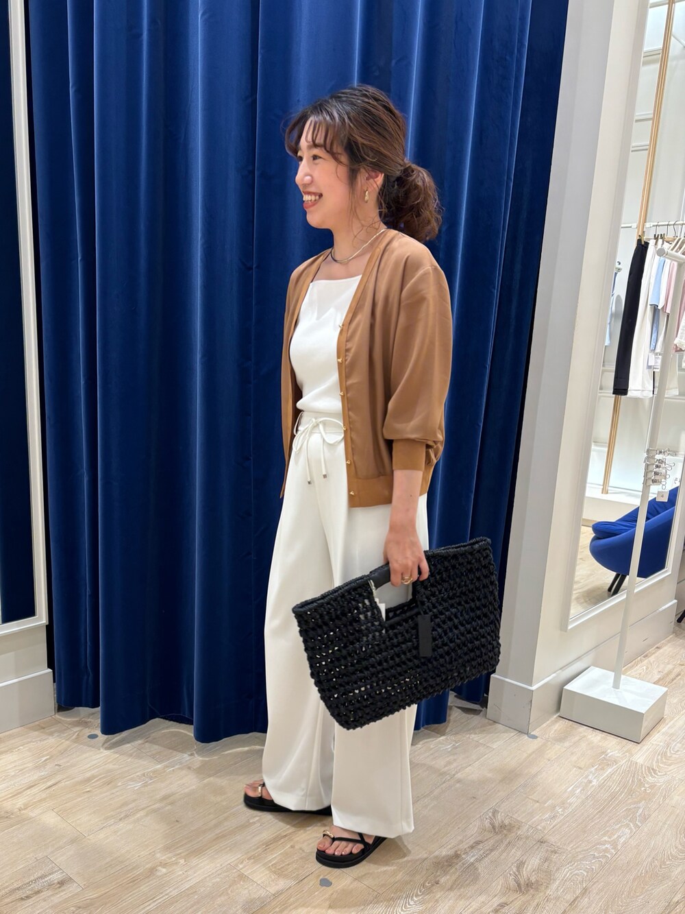 「カーディガン、カーディガンコーデ、パンツスタイル、ワイドパンツ、シフォン、白パンツ、キレイめ、きれいめカジュアル、シンプルコーデ、大人カジュアル、大人コーデ、大人女子、お出かけコーデ、休日スタイル、オンオフ兼用」｜「NOLLEY’Sの《セットアップ対応》ウォッシャブルツイルイージーパンツ（その他パンツ、ホワイト系）」を使った、nol  komatsubaraさん（レディース・159cm）の春コーディネートの3枚目の写真