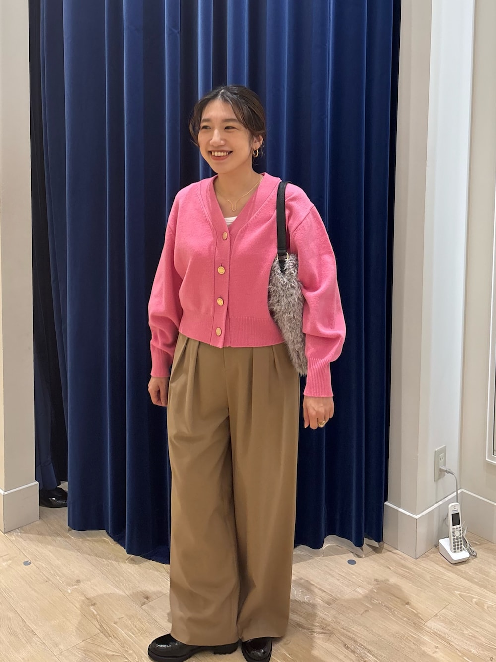 イエロー系のその他パンツ、ピンク系のカーディガン/ボレロ、ベージュ系のショルダーバッグを着用したレディースの秋コーディネートの3枚目の写真