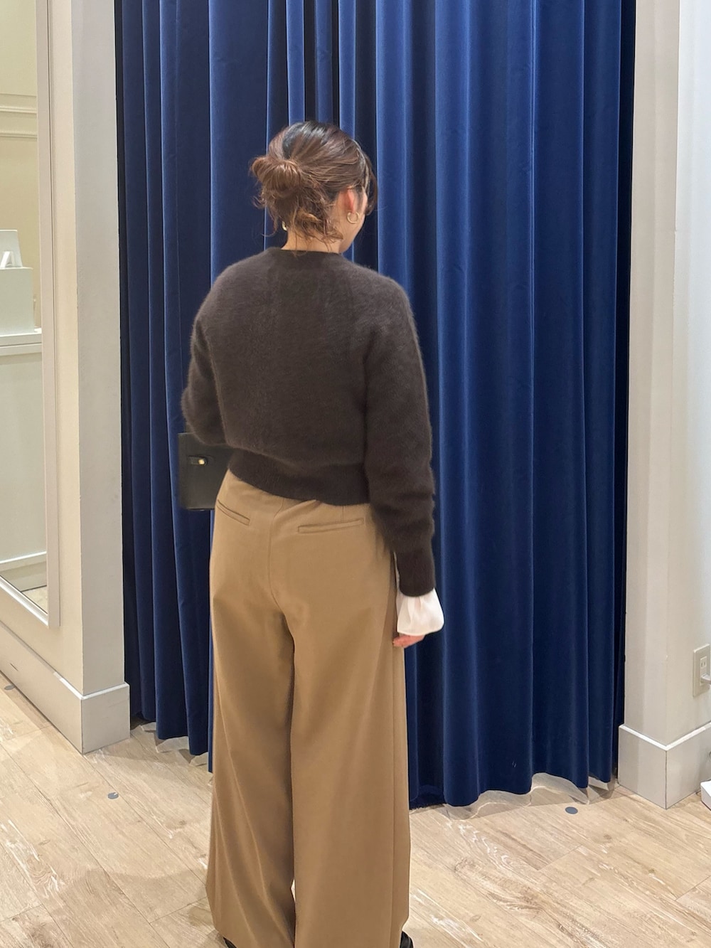 ブラウン系のカーディガン/ボレロ、イエロー系のその他パンツ、ホワイト系のシャツ/ブラウスを着用したレディースの秋コーディネートの6枚目の写真