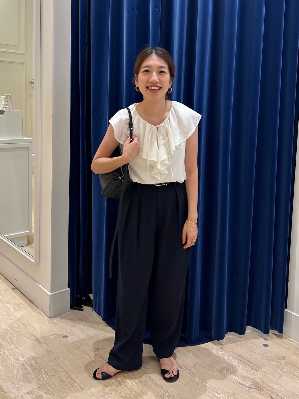 「ブラウス、フリルトップス、パンツスタイル、ワイドパンツ、シンプルコーデ、夏コーデ、きれいめカジュアル、キレイめ、オトナ女子、オトナカワイイ、お出かけコーデ、オンオフ兼用」｜「NOLLEY’S Sophiのシアーラッフルノースリーブブラウス（シャツ/ブラウス、ホワイト系）」を使った、nol  komatsubaraさん（レディース・159cm）の夏コーディネートの2枚目の写真