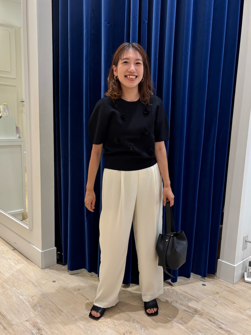 「パンツスタイル、ワイドパンツ、イージーパンツ、ニット、着映えニット、フラワーモチーフ、モノトーンコーデ、モノトーン、シンプルコーデ、オトナ女子、大人コーデ、大人かわいい、キレイめ、お出かけコーデ」｜「NOLLEY’S Sophiの《手洗い可能》チュールフラワー付きフォルムプルオーバーニット（ニット/セーター、ブラック系）」を使った、nol  komatsubaraさん（レディース・159cm）の夏コーディネートの2枚目の写真