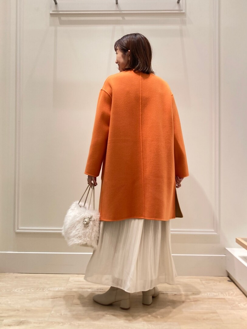 「コート、リバーシブル、コートスタイル、シンプル、スカート、プリーツスカート、ハイネック、ニット、オトナ女子、ブーツスタイル、ショートブーツ、休日スタイル、キレイめ、秋冬コーデ、カラーコート」｜「NOLLEY’Sのリバーシブルハーフコート（ノーカラーコート、イエロー系）」を使った、nol  komatsubaraさん（レディース・159cm）の秋コーディネートの4枚目の写真