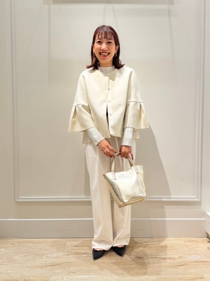 「ワントーンコーデ、ホワイトコーデ、キレイめ、きちんとスタイル、シンプルスタイル、ワイドパンツ、ラメ、リブニット、オケージョン、大人女子、お出かけコーデ、休日コーデ、白パンツ、モノトーン、華やかコーデ」｜「NOLLEY’Sのダブルクロス異素材ペプラムブルゾン（ブルゾン、ホワイト系）」を使った、nol  komatsubaraさん（レディース・159cm）の冬コーディネートの3枚目の写真