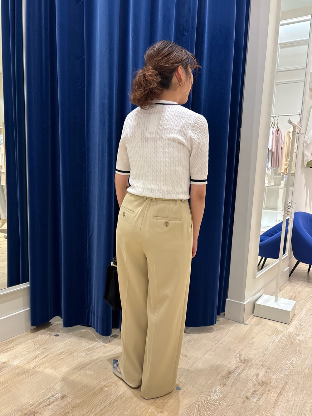 「パンツスタイル、ワイドパンツ、ニット、カーディガン、ケーブルニット、シンプルコーデ、キレイめ、きれいめカジュアル、大人カジュアル、大人コーデ、大人女子、お出かけコーデ、オンオフ兼用」｜「NOLLEY’Sの配色ケーブル半袖カーディガン（カーディガン/ボレロ、ホワイト系）」を使った、nol  komatsubaraさん（レディース・159cm）の春コーディネートの6枚目の写真