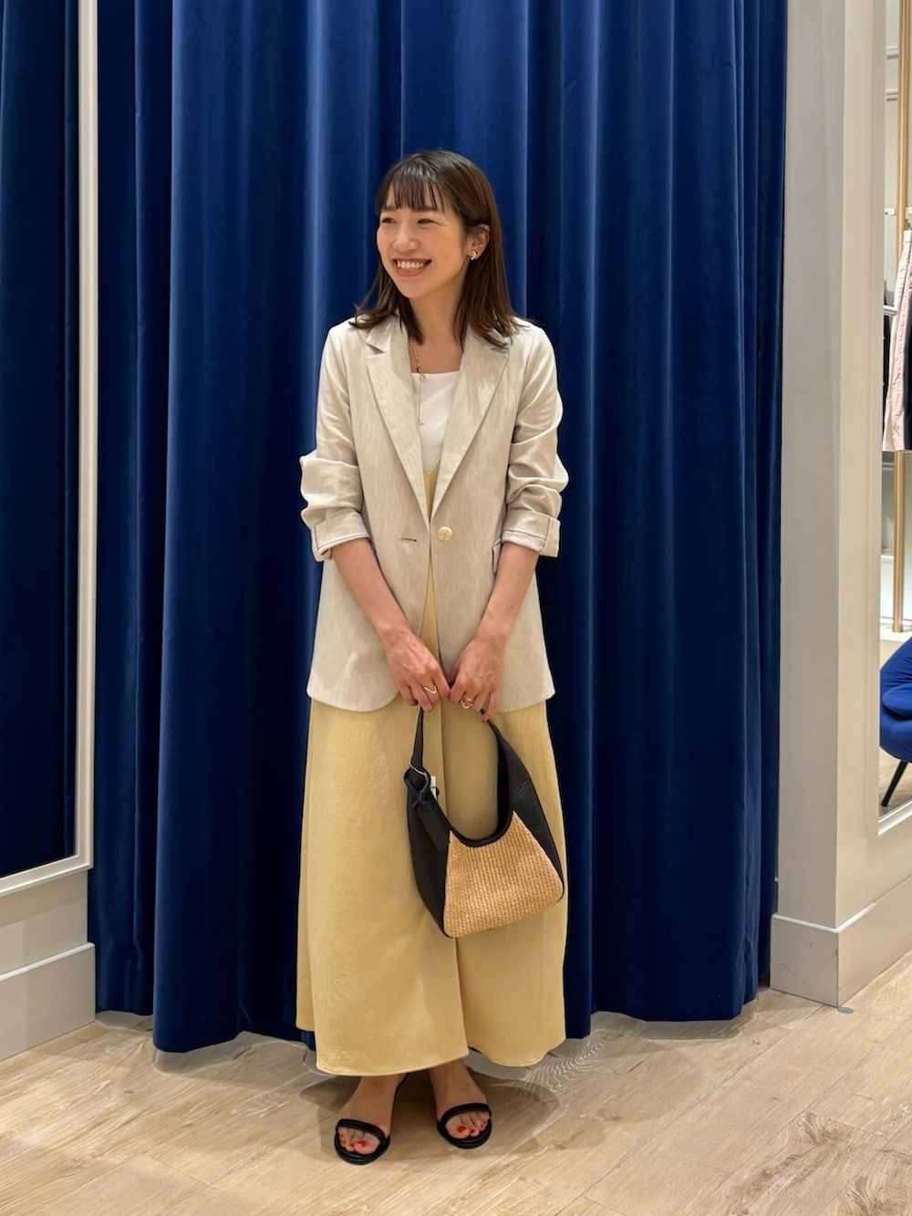 「ワンピース、キャミワンピ、ジャケット、ジャケット×ワンピース、休日スタイル、ラクチンコーデ、お出かけコーデ、きれいめカジュアル、オトナカジュアル、オトナ女子、サンダル、かごバッグ、夏コーデ、麻混、シンプル」|「NOLLEY’Sのウォッシャブルサテンキャミワンピース(ワンピース、イエロー系)」を使った、nol komatsubaraさん(レディース・159cm)の春コーディネートの2枚目の写真