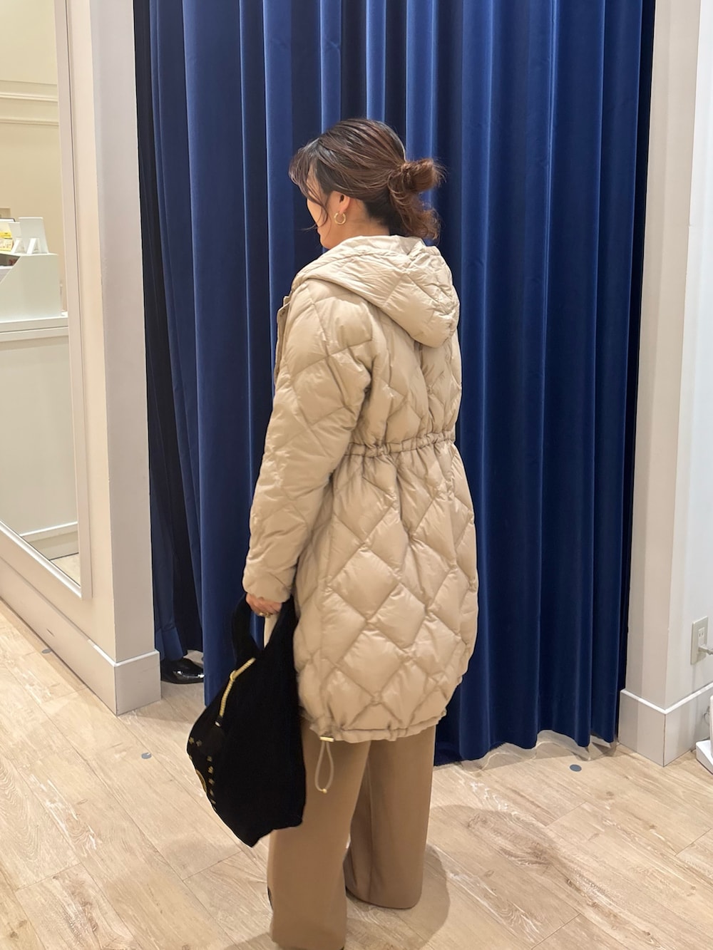 ピンク系のカーディガン/ボレロ、イエロー系のその他パンツ、ブラック系のトートバッグを着用したレディースの秋コーディネートの5枚目の写真