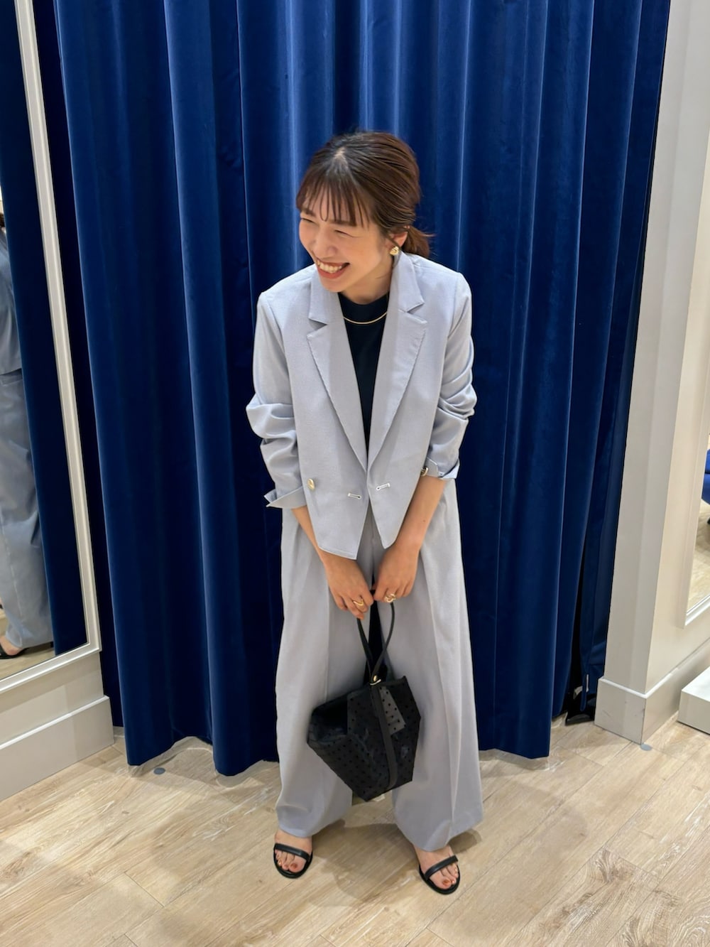 ブルー系のTシャツ/カットソー、ブルー系のテーラードジャケット、ブルー系のその他パンツを着用したレディースの春コーディネートの4枚目の写真